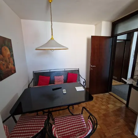 2 Roomed Near The Old Town
